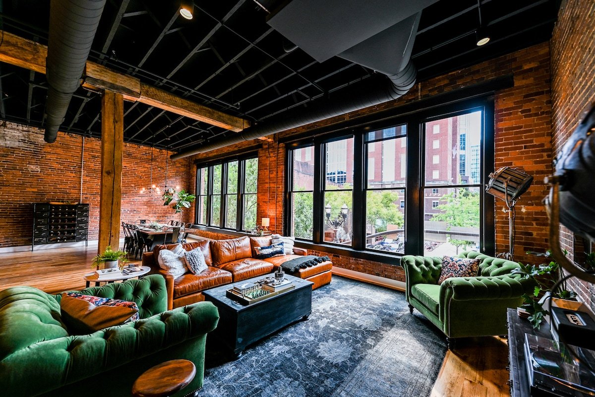 Luxury Loft w/ City View – 1 block from Broadway gallery image 2