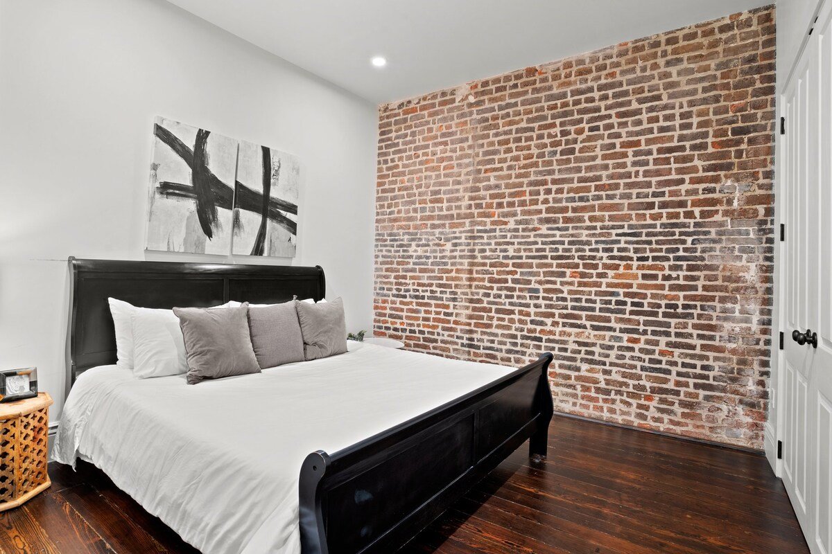 Group-Friendly Suite • Near Bourbon Street gallery image 4