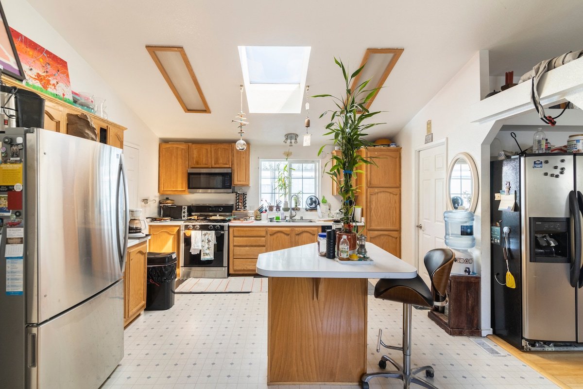 Quiet private bedroom in a home of 3 residents gallery image 3