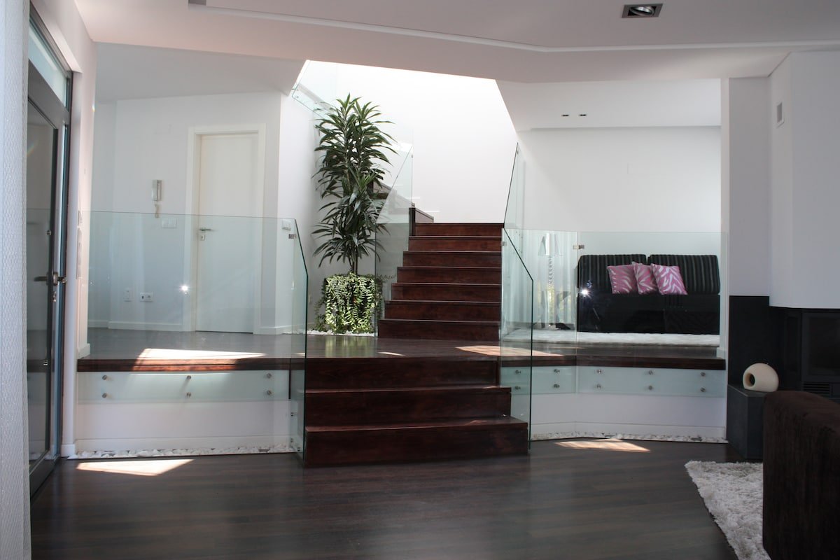 Luxury house w/pool+jacuzzi+games gallery image 5