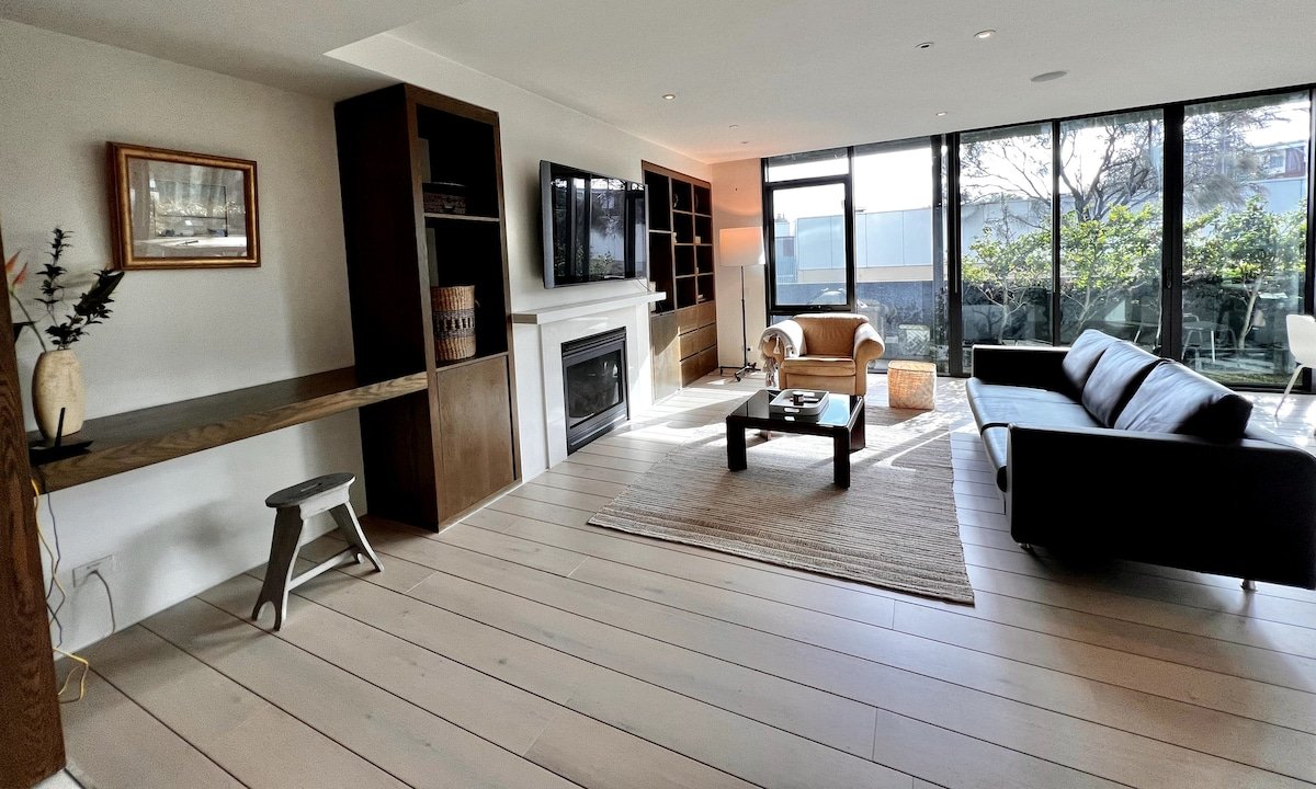 Two Level Luxe Townhouse gallery image 2