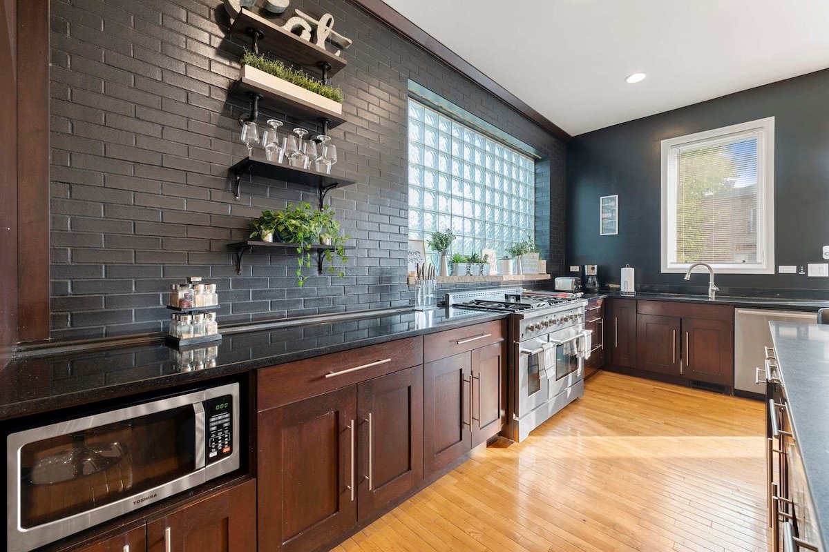 Spacious Luxury Retreat in Chicago gallery image 4