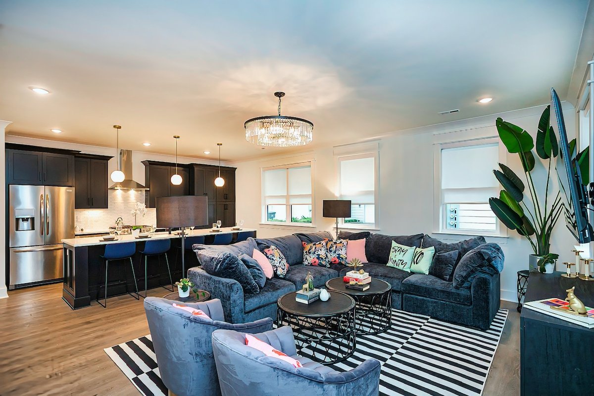 Gulch Walkable- Rooftop/Hot Tub! gallery image 5