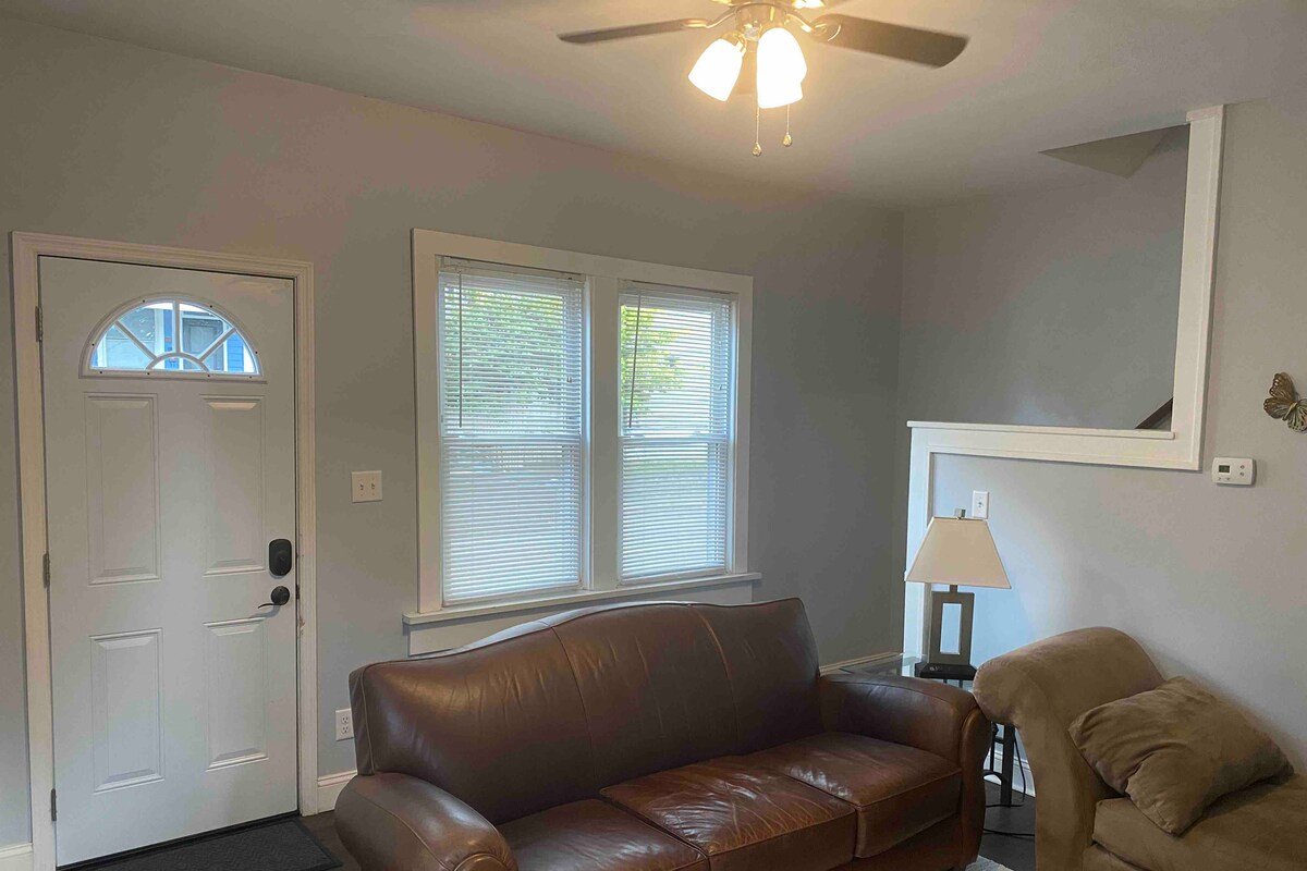 Campus Crest (B)-charming 2 bd close to campus! gallery image 3