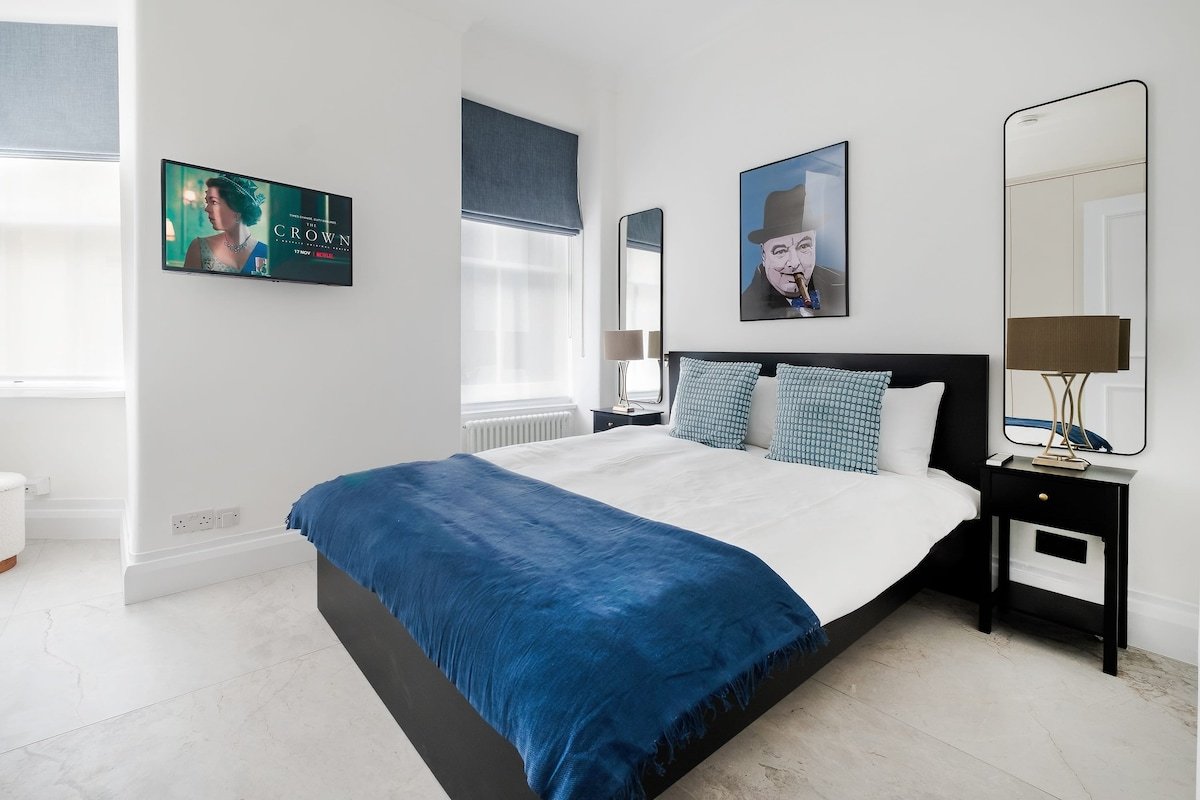 Luxurious 2BR Oasis in South Kensington w/ Air Con gallery image 5