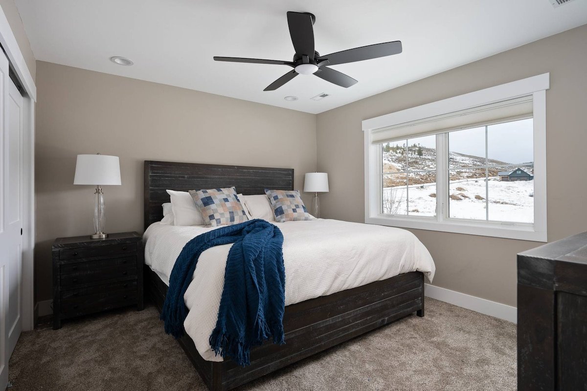 Breathtaking Mountain Manor, Huge Deck w/ Hot Tub, gallery image 2