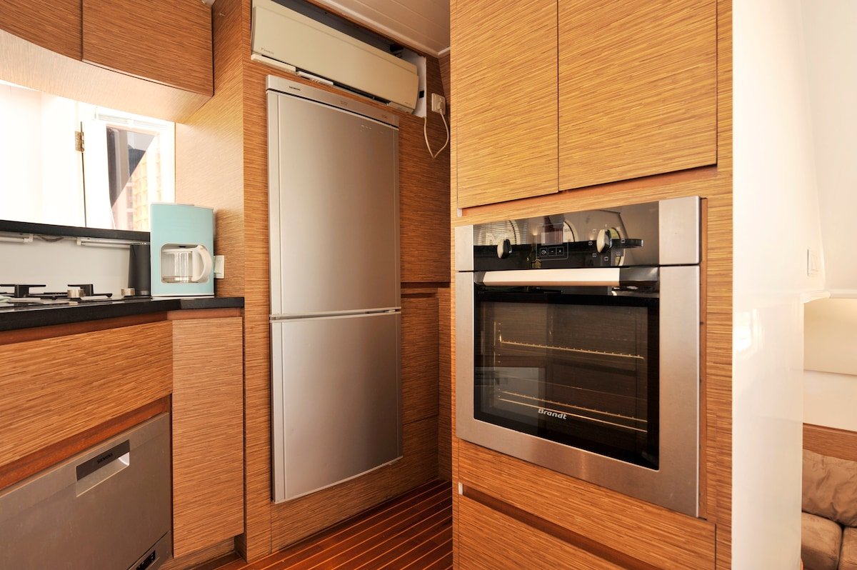 Spacious Party Houseboat – Whole Boat gallery image 5