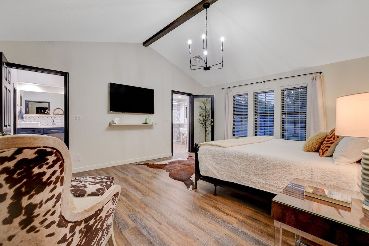 Vibrant Villa-6 miles from strip gallery image 5