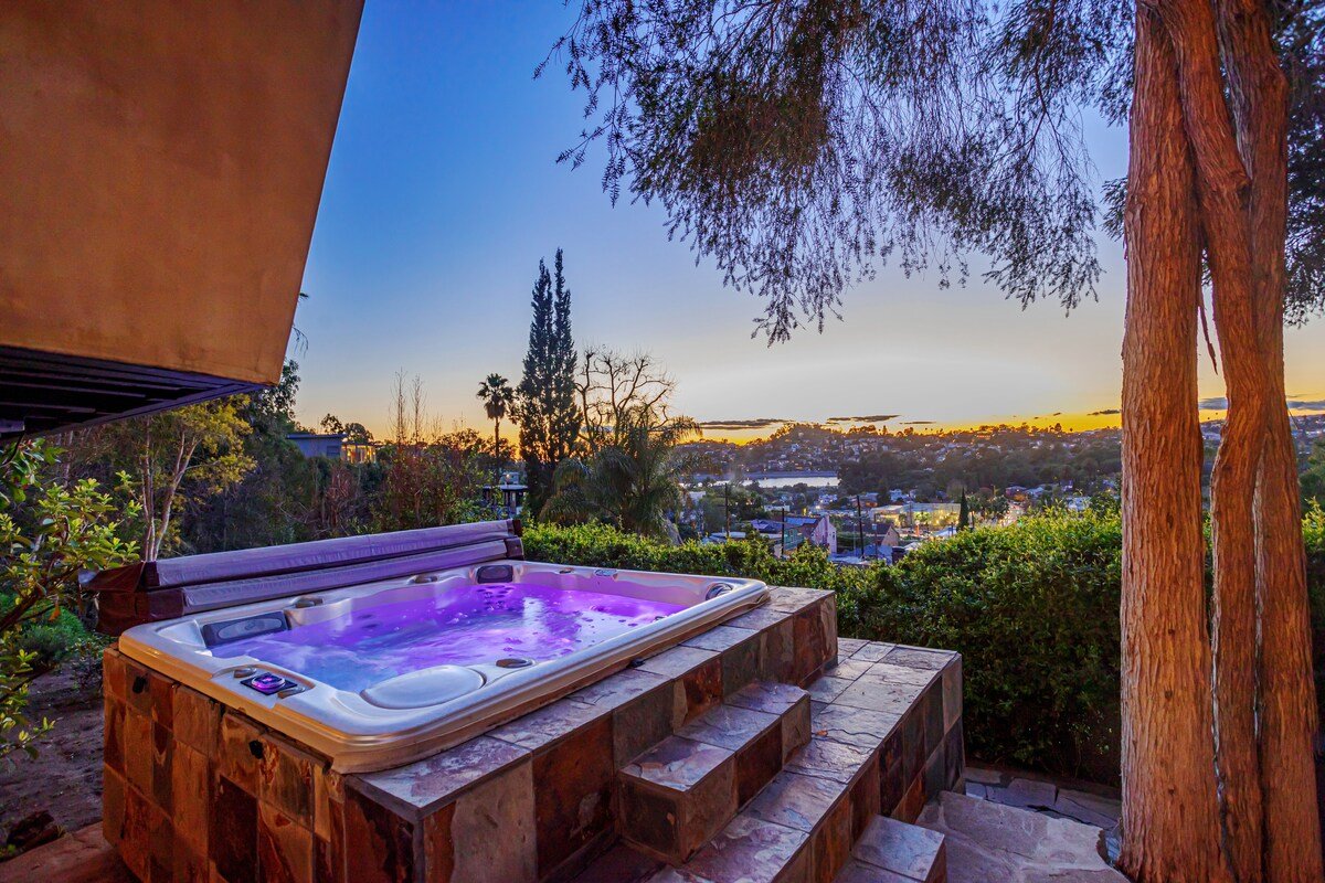 Skydeck 3BR masterpiece w views amphitheater yard gallery image 4