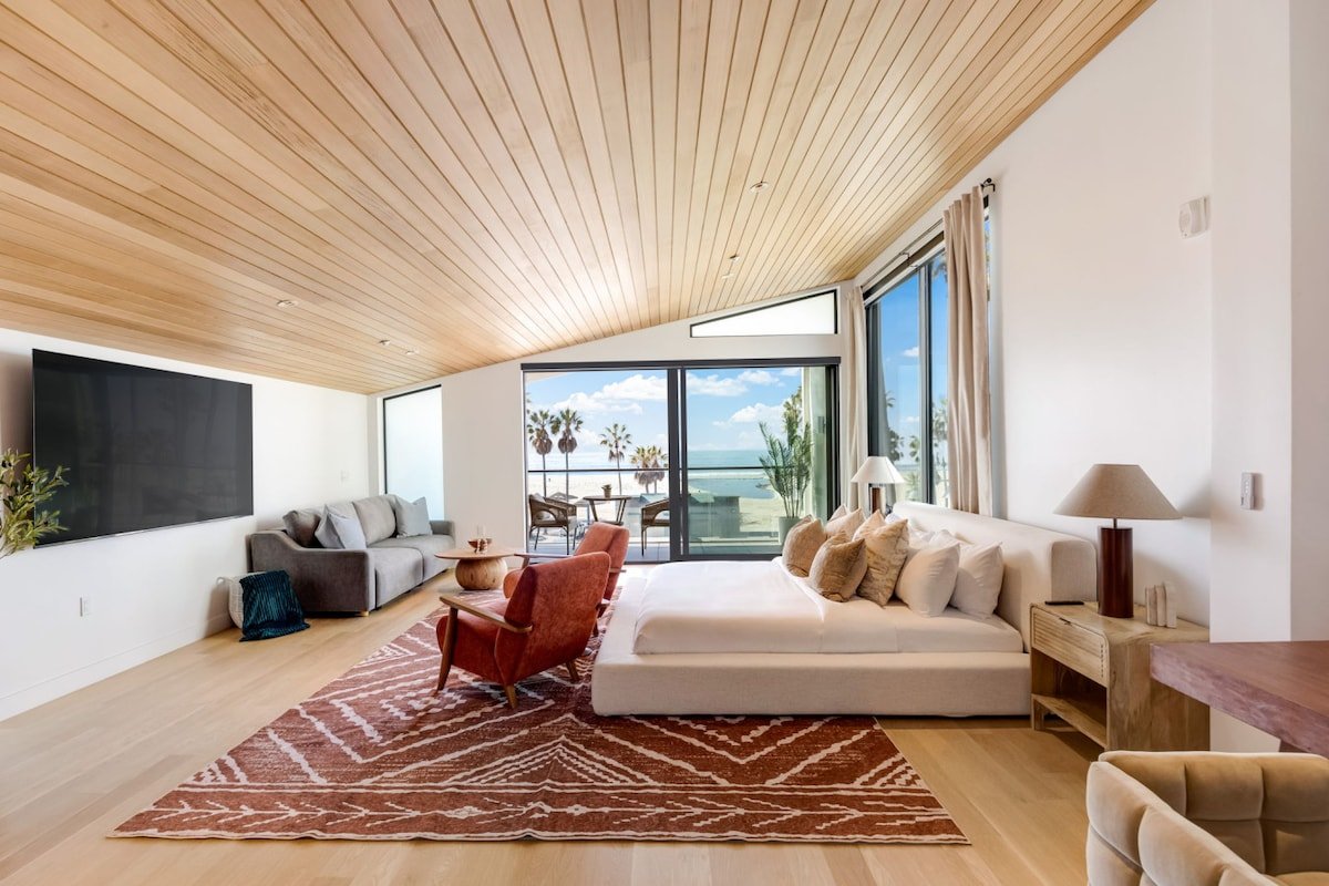 The Santa Monica Sunset – oceanfront luxury