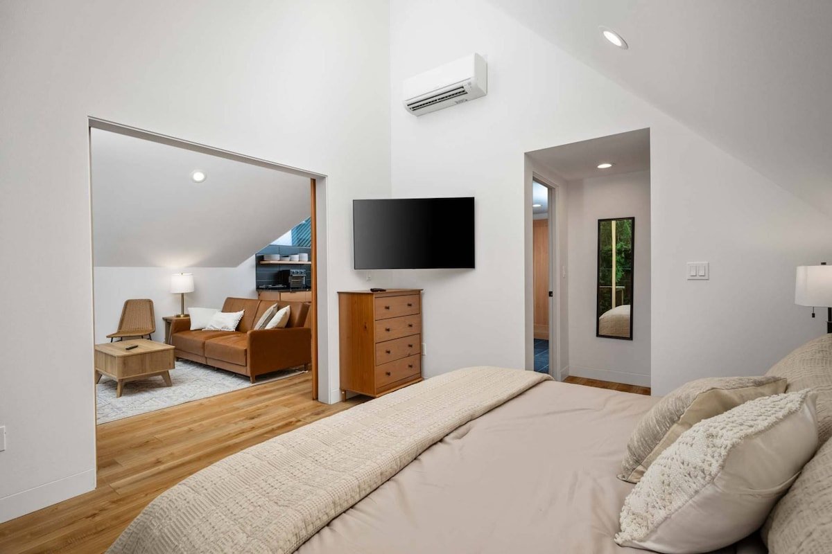 Luxury Mt. Hood Retreat w/ Swim Spa & Game Loft gallery image 5