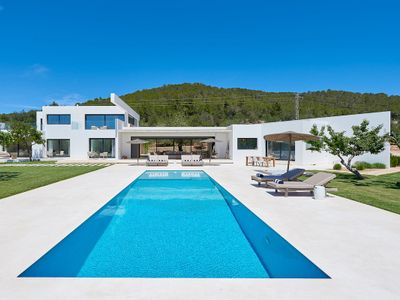 Mountain views- Large pool- Jacuzzi-Outdoor cinema