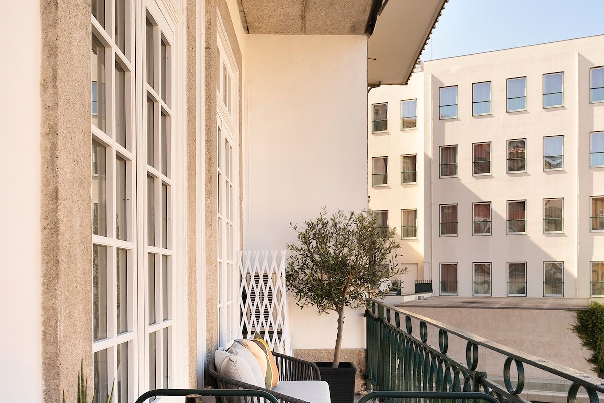 42 2T Historic apartment at Cardosas with balcony gallery image 5