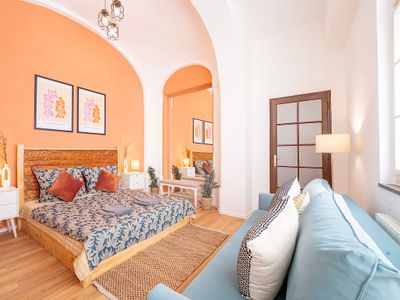 3BR + 2 BATH + PATIO – 100m to Old Town Square