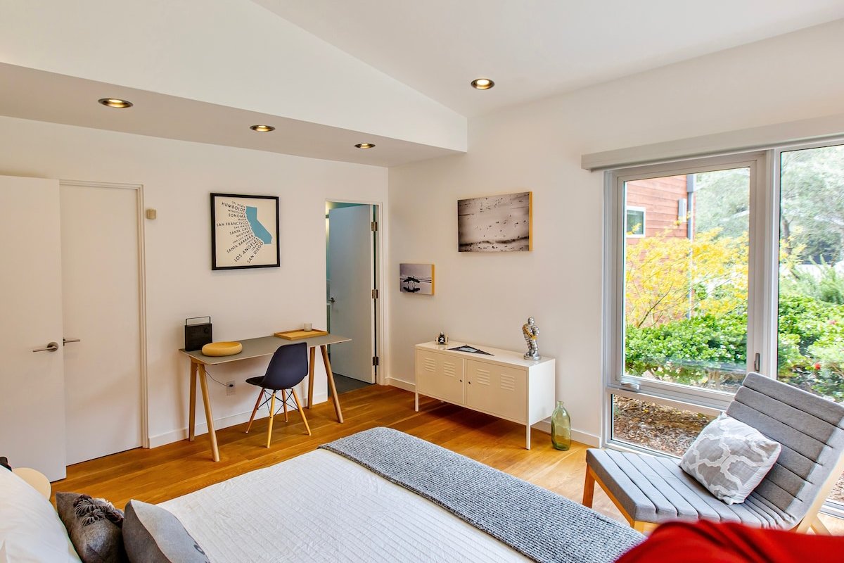 Modern Escape gallery image 2