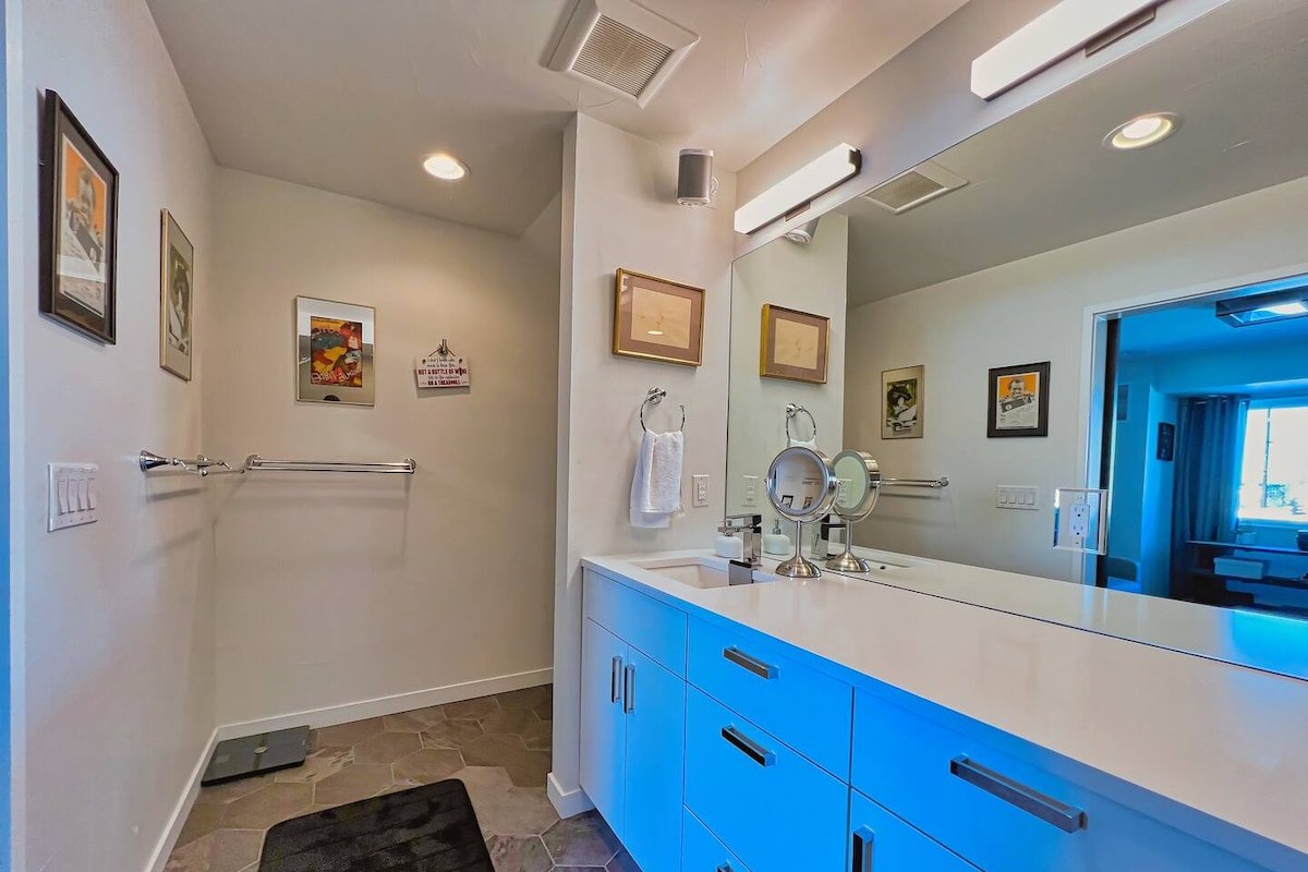 Entire Luxury Home I Sleeps 8 I 10min to Downtown gallery image 5