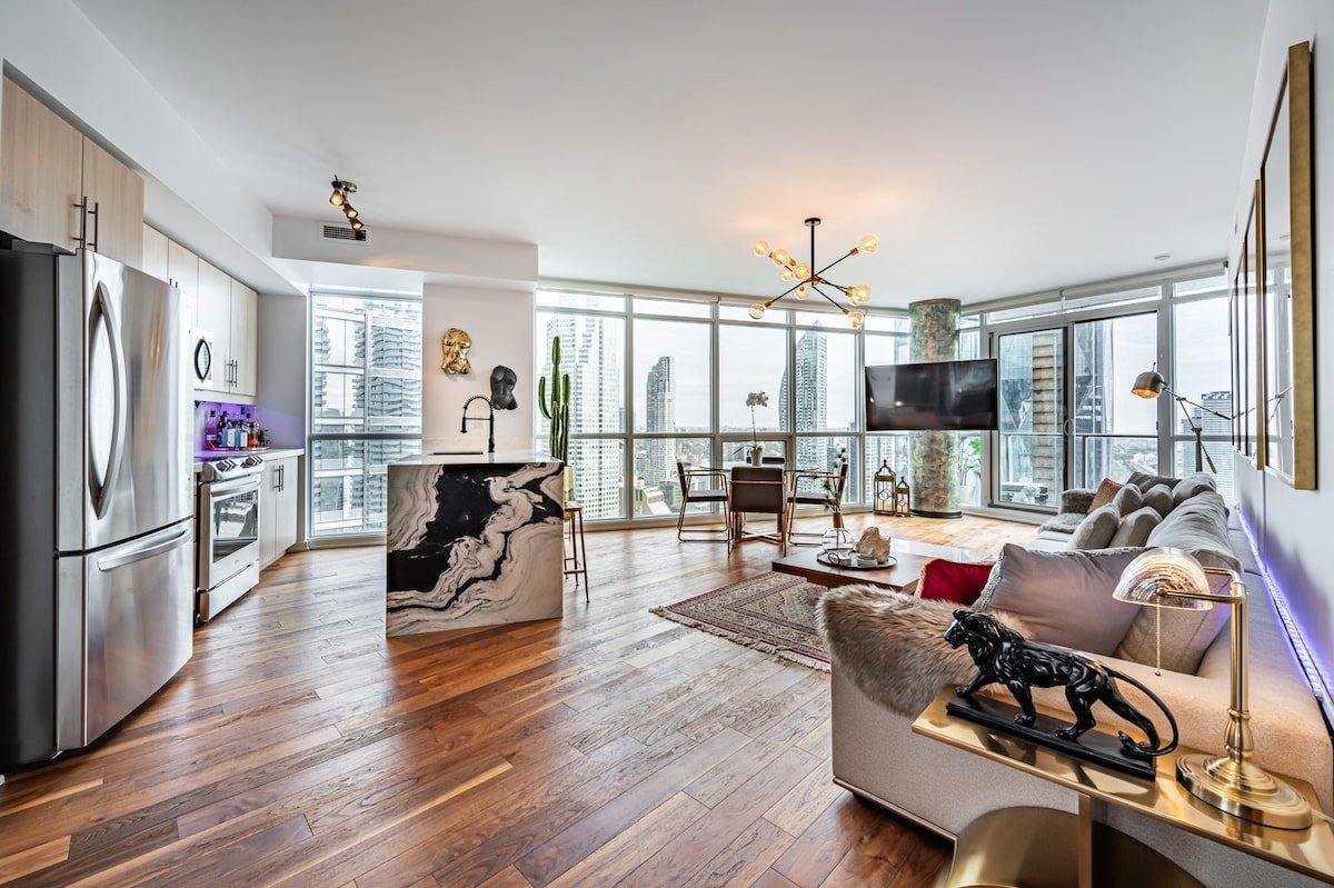 Presidential Loft – Stunning Water and City Views gallery image 2