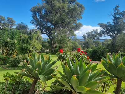 Estuary water views 4bedroom home with pool