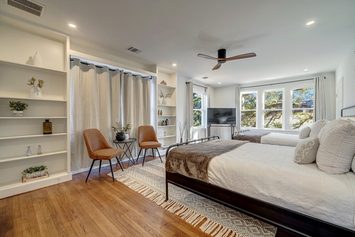 Under the Oak: A timeless retreat w/modern luxury gallery image 5