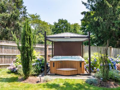 Coastal Hideaway- hot tub close to Newport+beaches