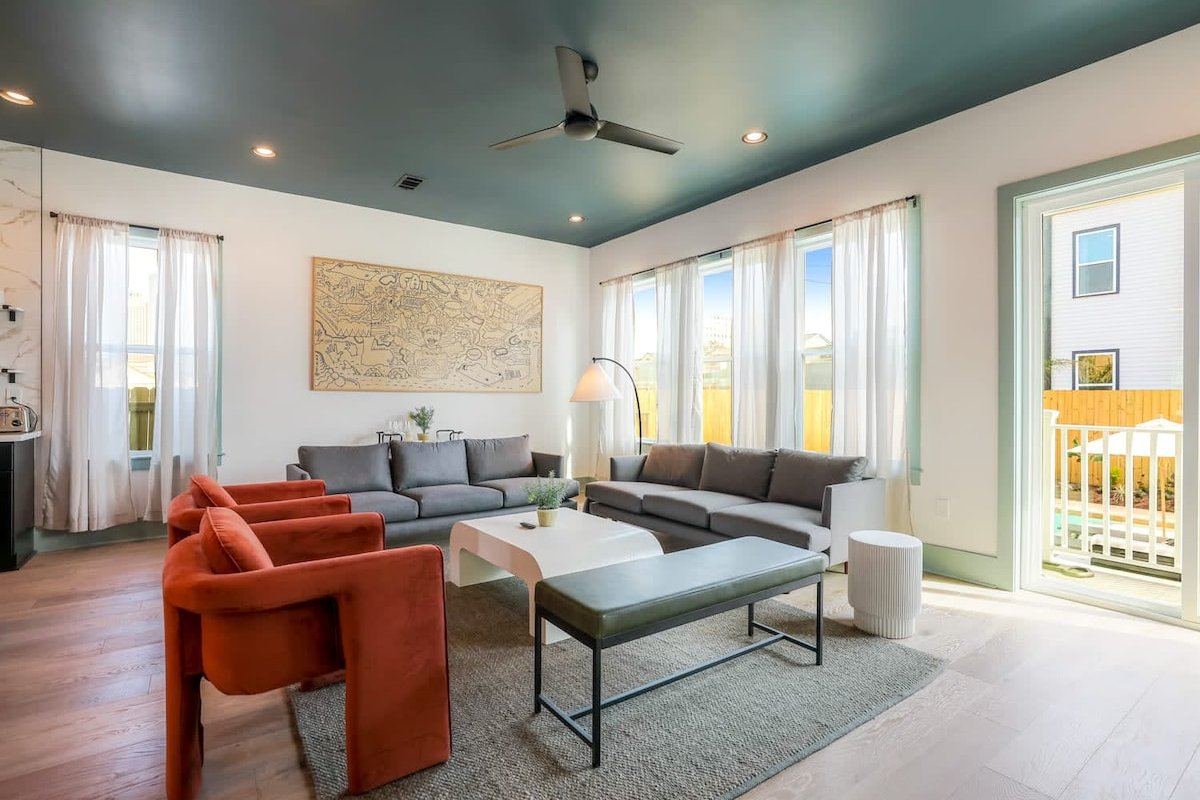 Elegant & Cosy House w/Heated Pool Patio & Parking gallery image 3