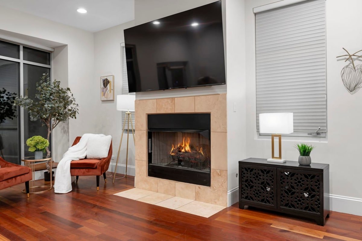 Wicker Park 4BD Home with Theater Room & Rooftops gallery image 5