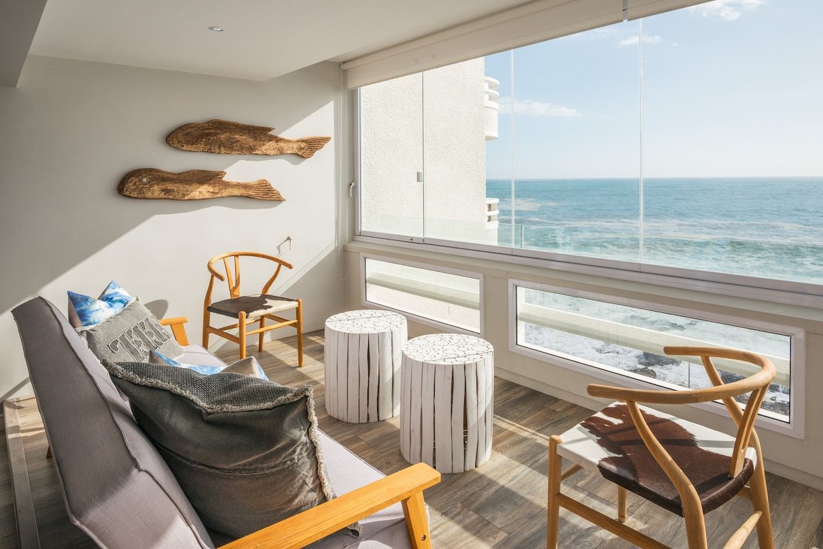 Sea Point Beach Front Gorgeous Apartment gallery image 4