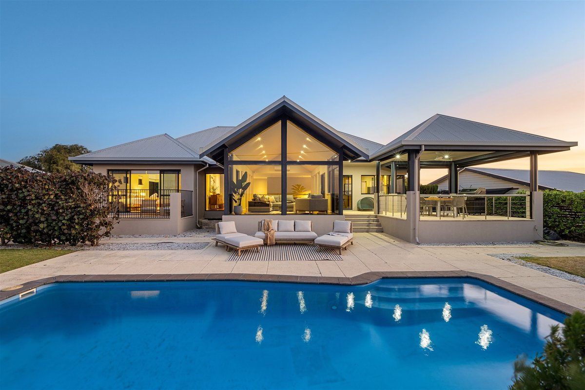 Tides Edge—Stunning Pool House by the Beach