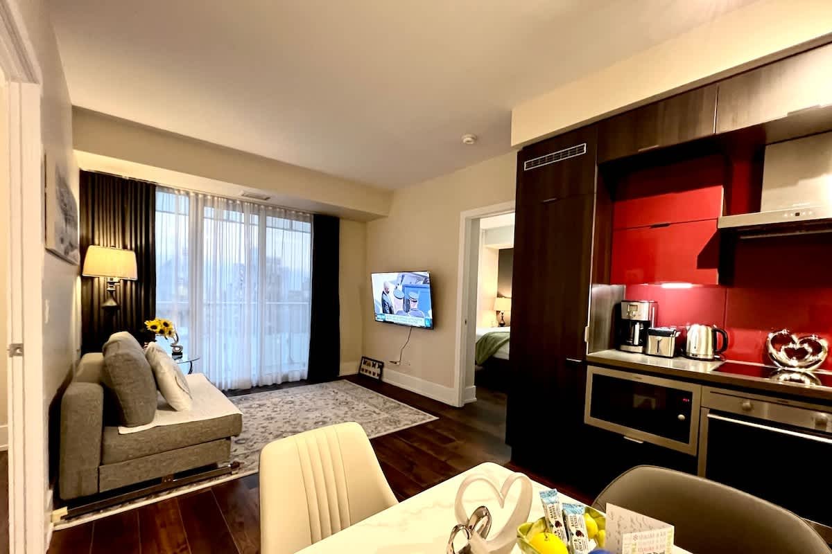 RogersCenter MTCC 2B2B Lake&CN Tower View Parking gallery image 4