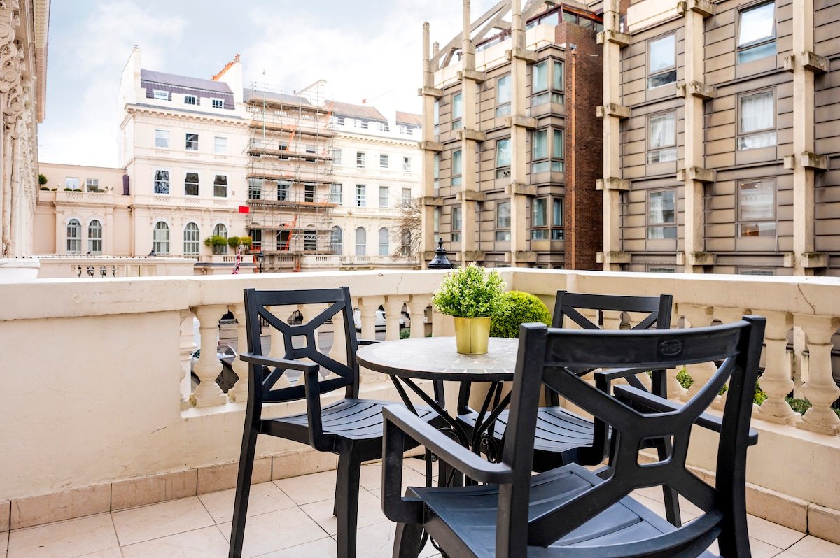 Large Luxury Hyde Park Apartment with Balcony gallery image 3