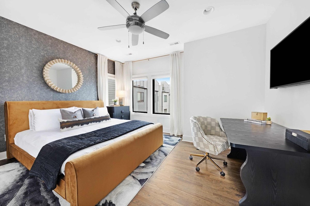 The Hawkins House – Walk to Gulch, Rooftop views! gallery image 5