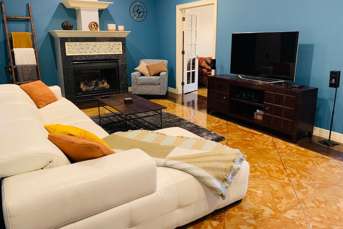 Luxury home, Pool & Spa, steps from Cedar Springs gallery image 4