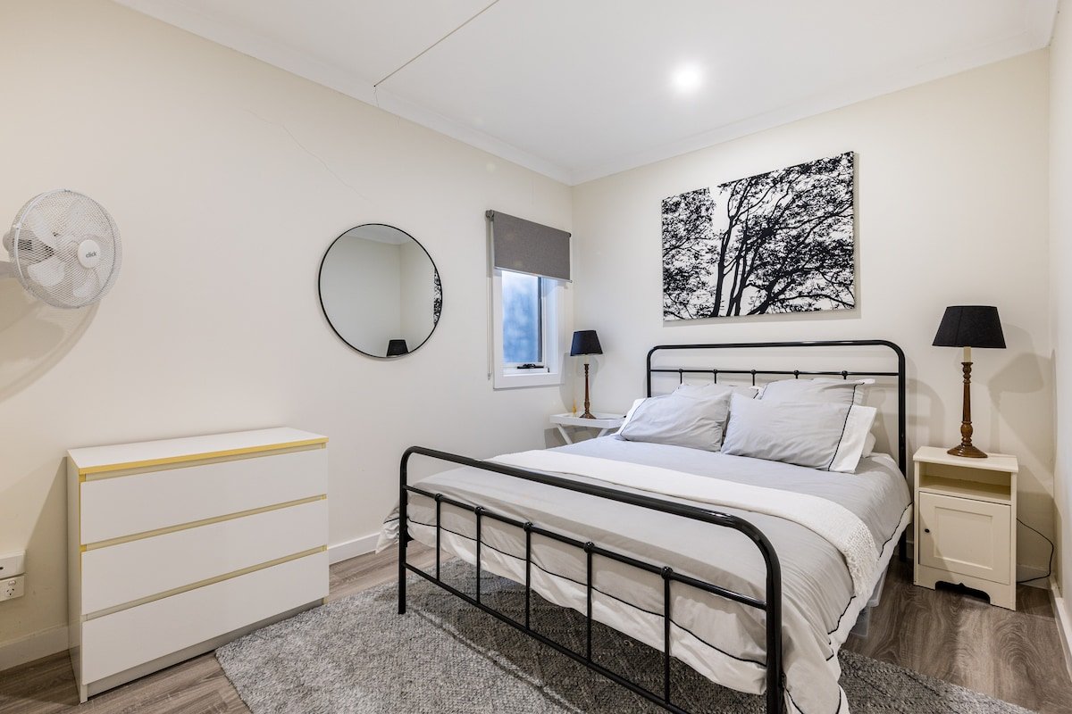 Bellbird Guesthouse: 3 bedrms, x1 bath, courtyard gallery image 4