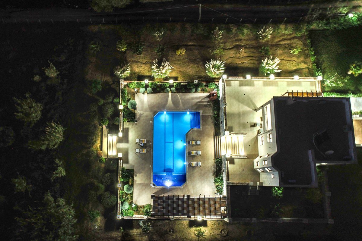 Karyo Villa – 4BD, 3min on foot from the beach!