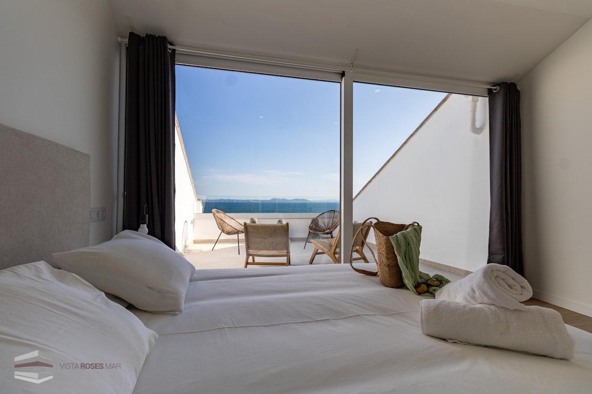 Spectacular seafront house, with a communal pool a gallery image 3