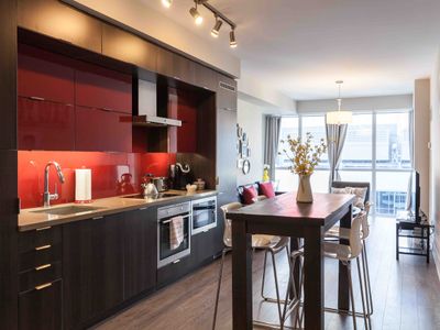 5 Star Location-CN Tower View-Parking