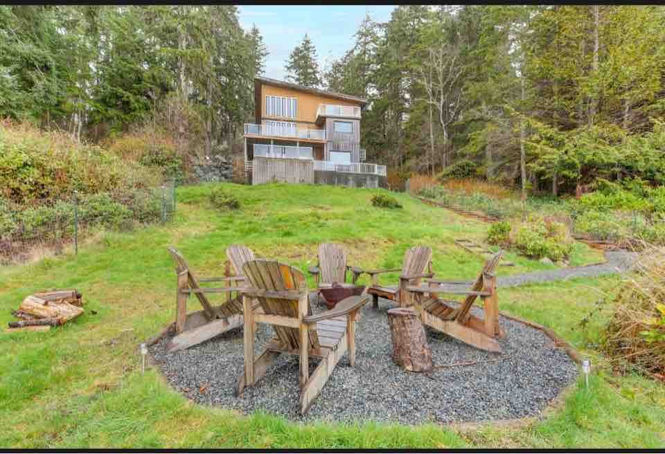 Oceanfront 4 BR Cabin with Hot Tub gallery image 3