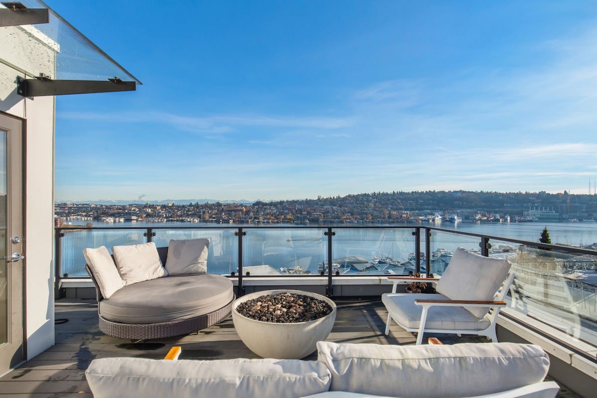 Stunning Queen Anne Hill Haven-Rooftop Lake Views! gallery image 2