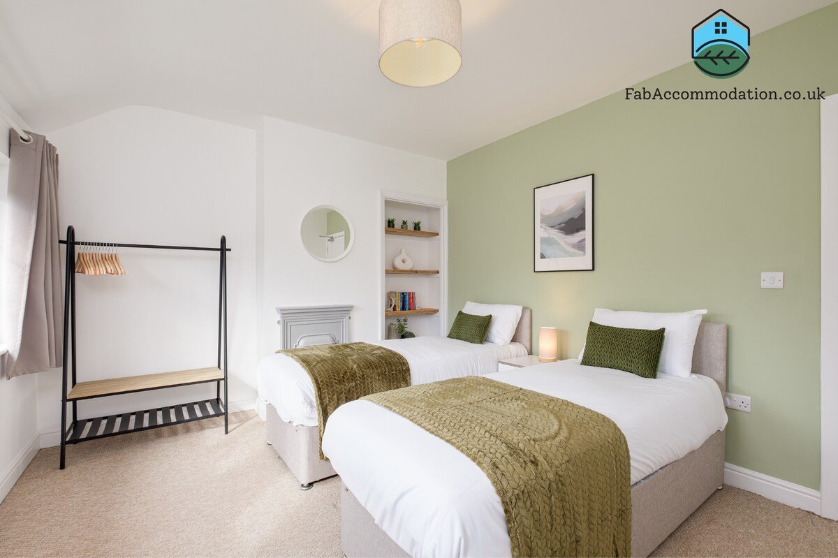 Long Stays-4Bed-2Bath-Parking-By FabAccommodation gallery image 4