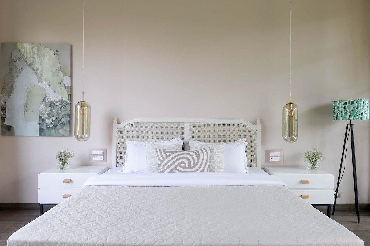 Lux Charcoal Villa by StayVista Pool, Foosball &TT gallery image 2