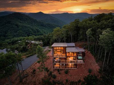 Luxury Mtn Cabin • Hot Tub & Views • Sleeps 14