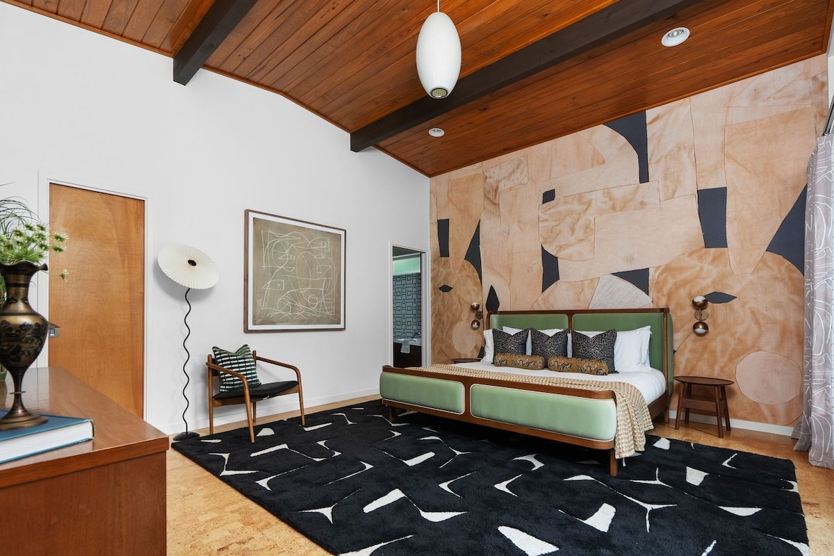 MidMod Bungalow 5BR Heated Pool gallery image 3