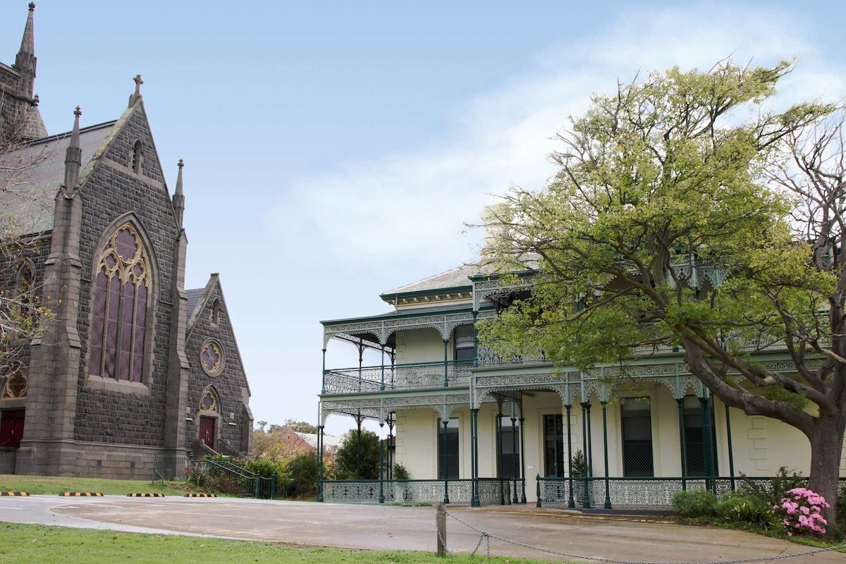 Myer’s Manor I Entire Mansion in Geelong CBD gallery image 3