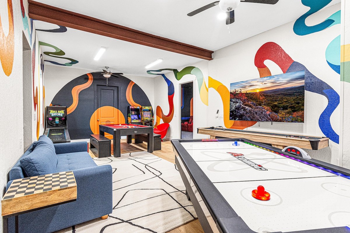 NEW! VIEWS! 15 min to DT! HotTub! Game Rm! Slps22 gallery image 5