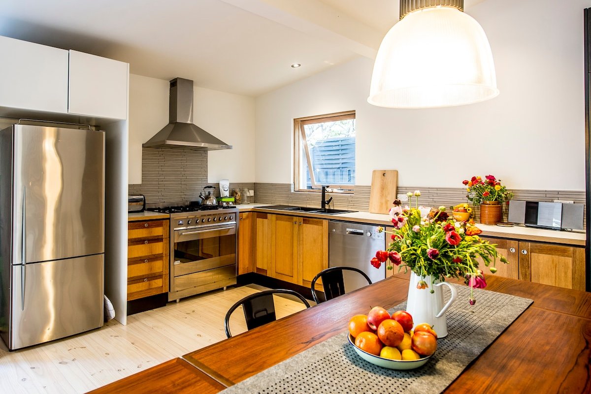 2 Beautiful Houses – 1 property – Close to city! gallery image 4