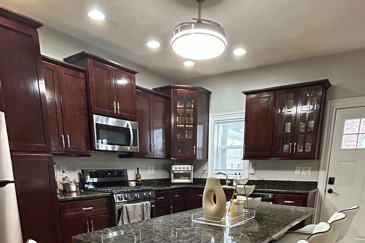 Private Parking! 4BR Family Home in South Boston gallery image 3