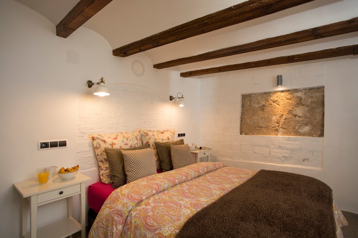 In the Heart of the Old Town & Food Market Central gallery image 5