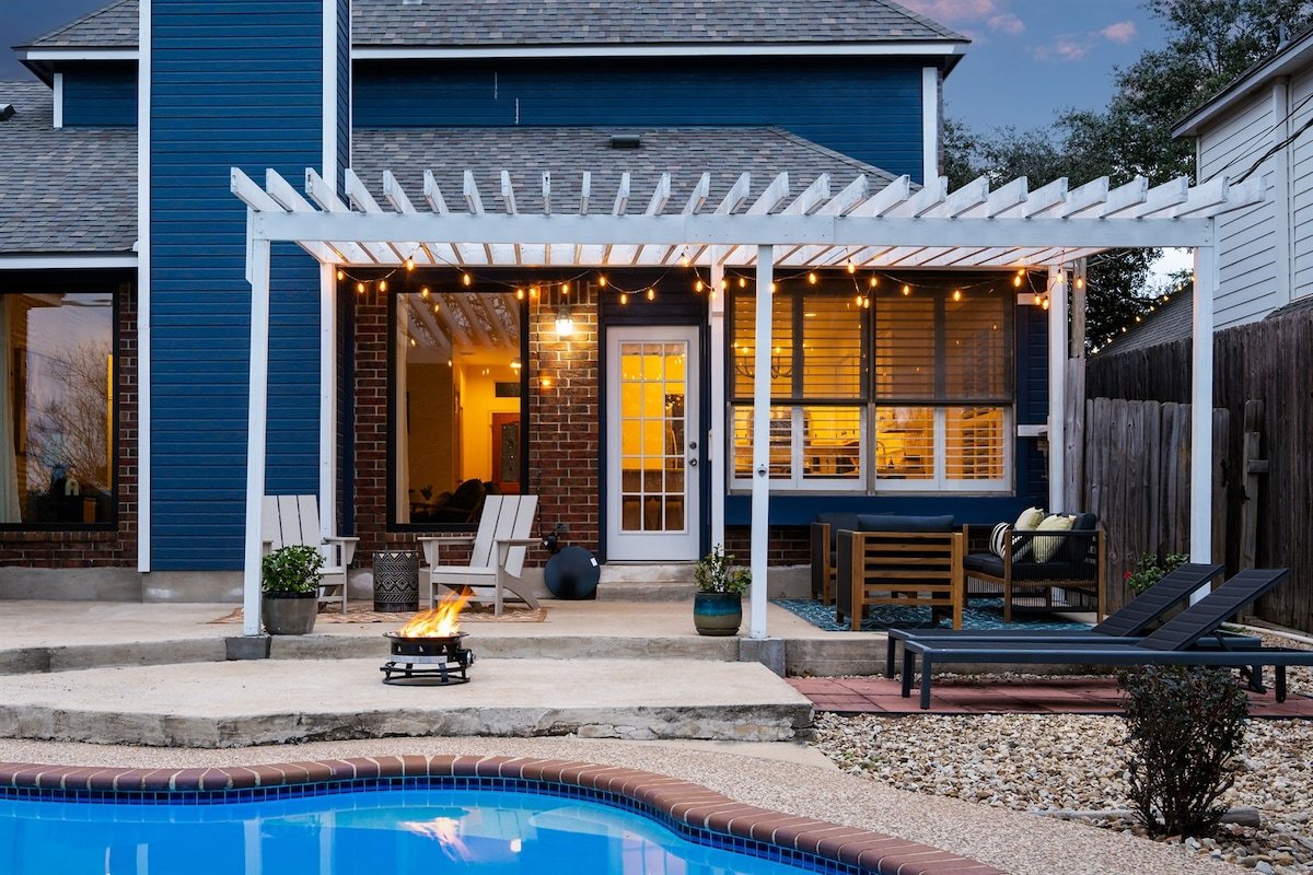 ~Stunning Designer Home~ Jacuzzi & Fire Pit gallery image 5