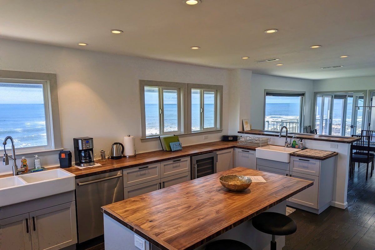 Oceanfront Views – Steps to the Beach gallery image 3