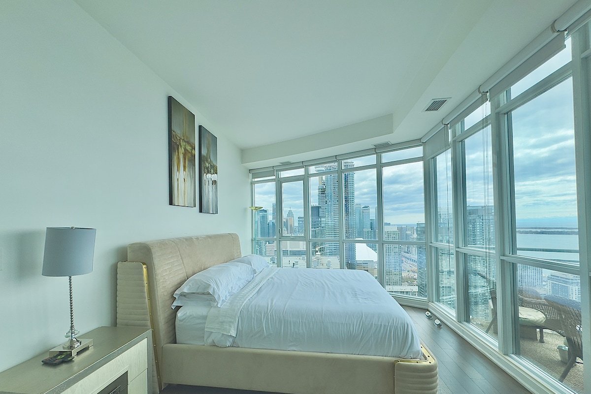 2-storey Penthouse w/2 parking and lake/city views gallery image 5
